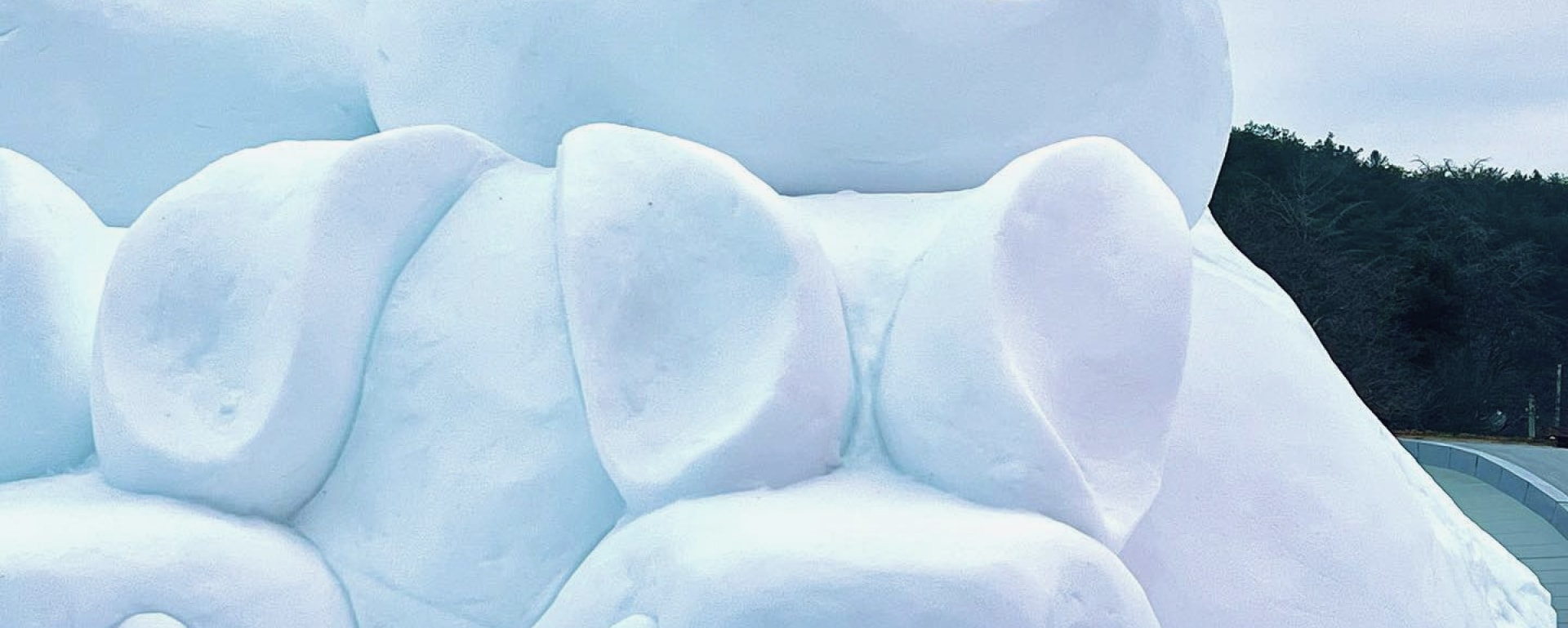 在巨大的冰雕前拍一張令人驚歎的照片。 您會看到可愛的角色,甚至還有一座冰雪城堡。 在巨大的冰雕前拍一張令人驚歎的照片。 您會看到可愛的角色,甚至還有一座冰雪城堡。