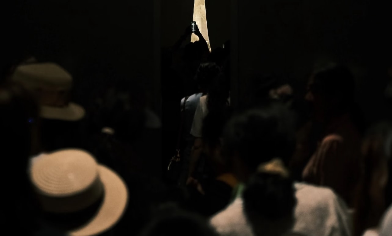 13:00 展開三星堆博物館的神秘之旅。我們的導遊將帶領您參觀展覽,並帶來為時 3 小時、精彩紛呈的深度解說。青銅大立人究竟是誰?青銅面具為何有著突出的雙眼?中華文明為何能多元並存又融為一體?聽完解說後,您將找到所有這些問題的明確答案!當然,您也可以選擇博物館自助參觀方案,價格更為優惠,您也可以選擇獨立包團,並且可以靈活挑選能說您母語的導遊服務。 13:00 展開三星堆博物館的神秘之旅。我們的導遊將帶領您參觀展覽,並帶來為時 3 小時、精彩紛呈的深度解說。青銅大立人究竟是誰?青銅面具為何有著突出的雙眼?中華文明為何能多元並存又融為一體?聽完解說後,您將找到所有這些問題的明確答案!當然,您也可以選擇博物館自助參觀方案,價格更為優惠,您也可以選擇獨立包團,並且可以靈活挑選能說您母語的導遊服務。