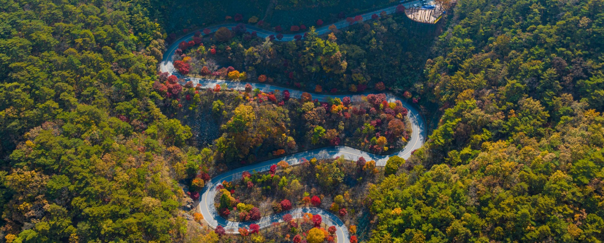 秋天的 Bobaljae，山路宛如一幅畫，紅黃葉片點綴著每個彎道。這是享受寧靜兜風、捕捉迷人秋季美照的絕佳時節！📸