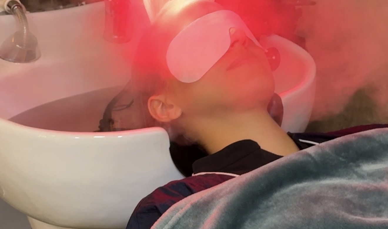 18步高級頭皮護理，同時放鬆您的頭皮和身體。
與普通頭部水療不同，Ye-Lead使用招牌全身按摩床，讓您從頭到腳完全放鬆。
由專業設計師在私人空間內一對一進行