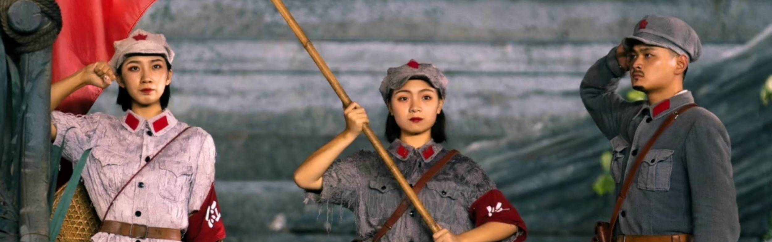 民族服飾搭草帽，階梯陣列展風貌，顯娘子軍的鄉土底色與英氣