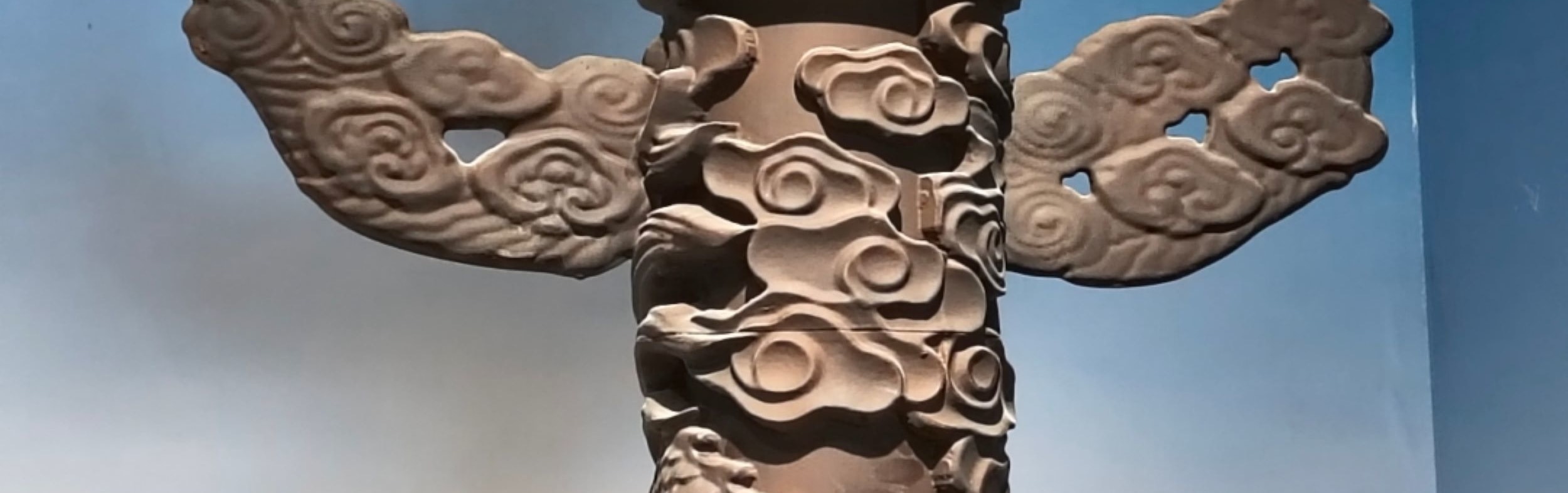 龍紋祥雲栩栩如生，中式紋樣與甜蜜材質碰撞
