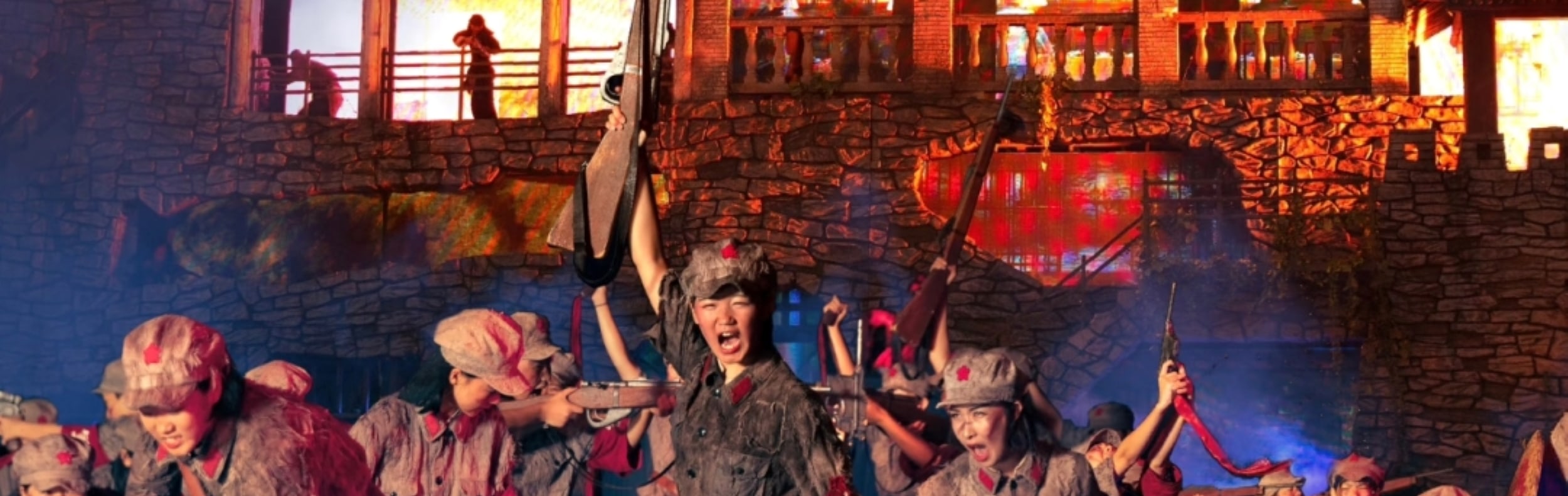 戰火舞臺 + 水花實景，演員持槍吶喊，重現娘子軍浴血奮戰的震撼場面