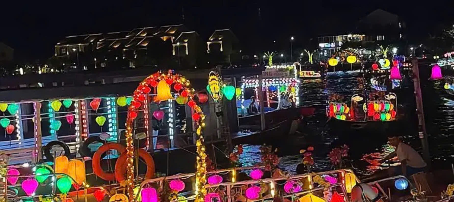 Hoi An: Hoai River Premium Boat Ride & Floating Lantern Experience