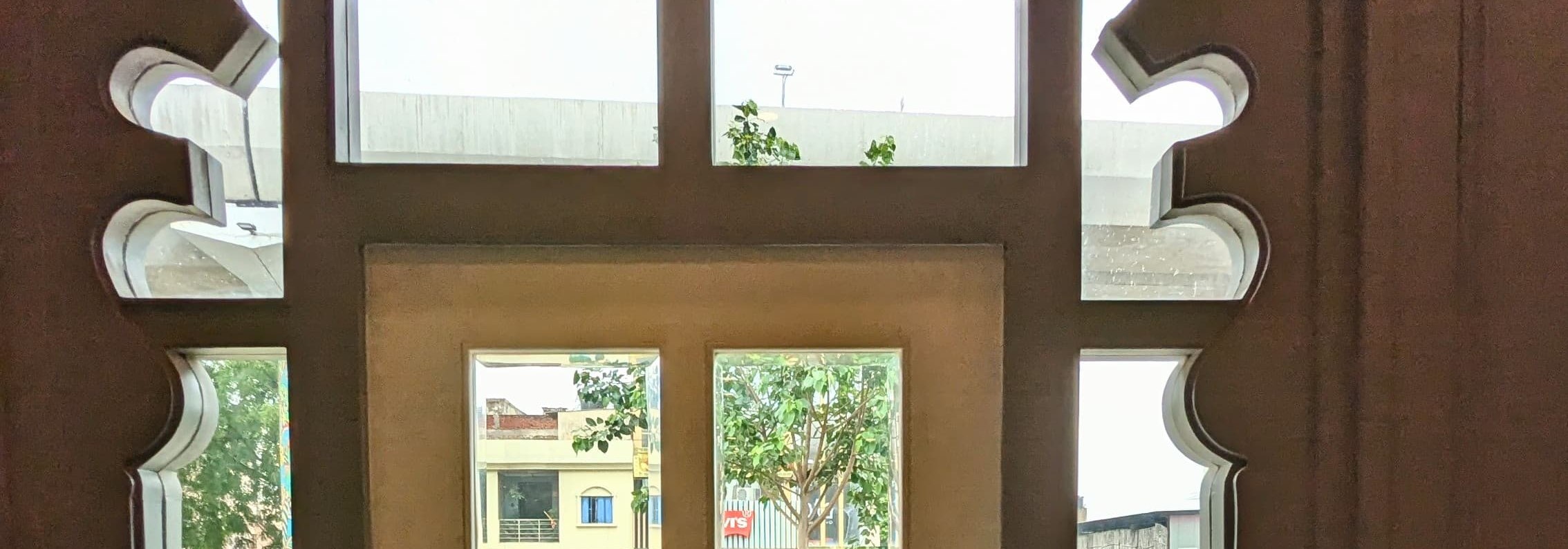 在當地餐廳享用令人食指大動的美食饗宴。