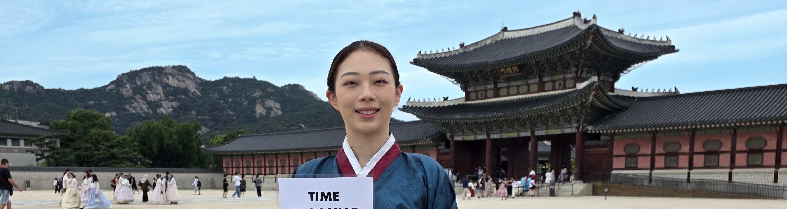 A guide dressed up as a court figure explaining Gyeongbokgung Palace 