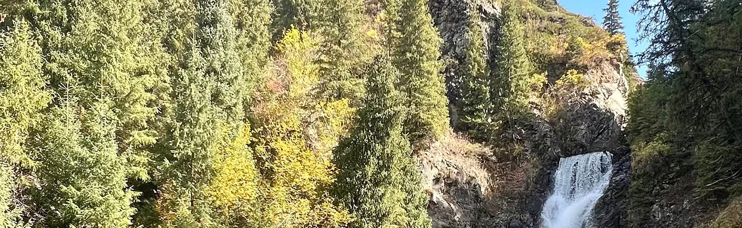 三工河穿流，水旋路轉，河水湍急，浪花飛濺，崖聳谷深，聲震幽谷，有詩曰“巍峨石峽瑤池門，峭壁懸天險斷魂。鬼斧神工刀劈就，一線通途上青天。