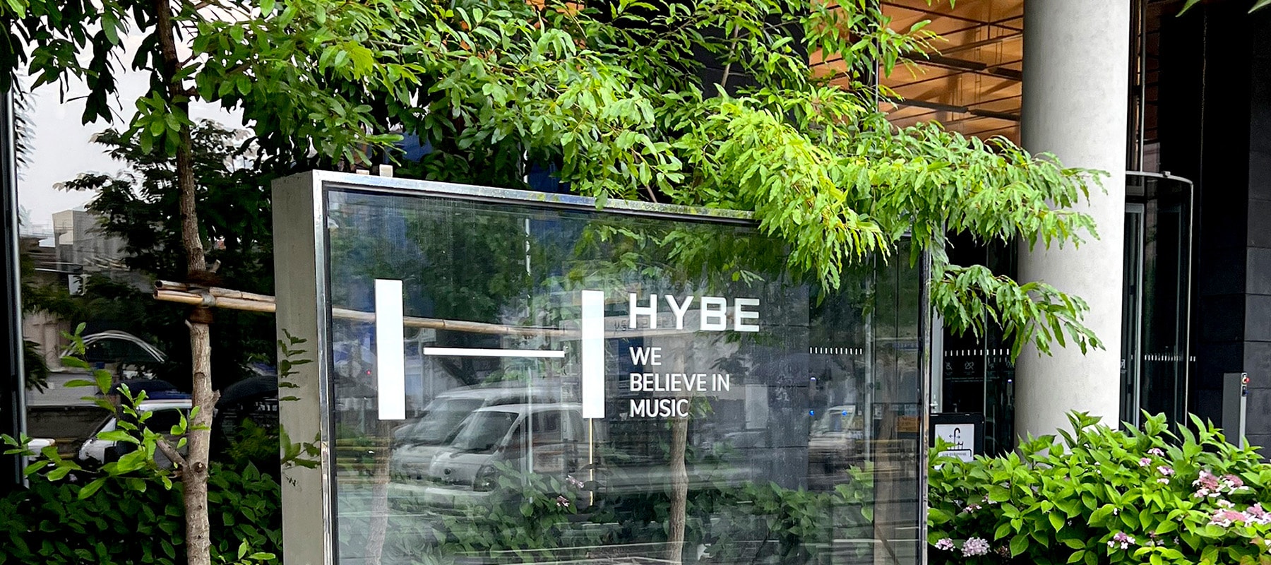 造訪位於首爾最著名區域之一——龍山區核心地帶的 HYBE 大樓。