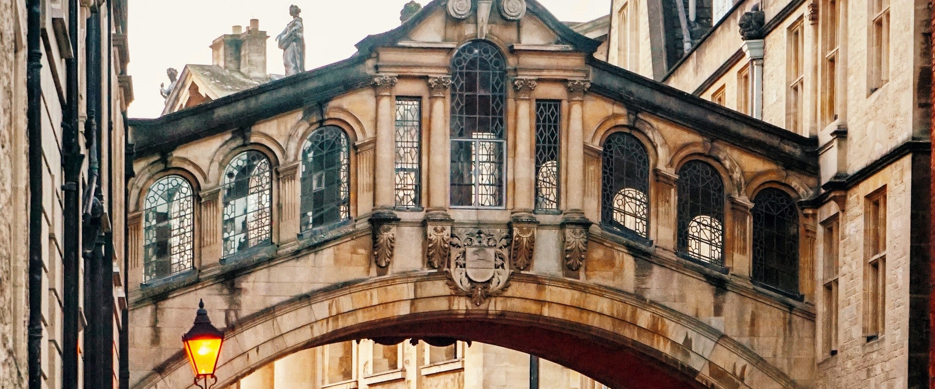牛津嘆息橋(Bridge of Sighs)位於赫特福學院上方,於 1914 年建成,因外型類似威尼斯的嘆息橋而得名,是牛津最具代表性的地標之一。 牛津嘆息橋(Bridge of Sighs)位於赫特福學院上方,於 1914 年建成,因外型類似威尼斯的嘆息橋而得名,是牛津最具代表性的地標之一。