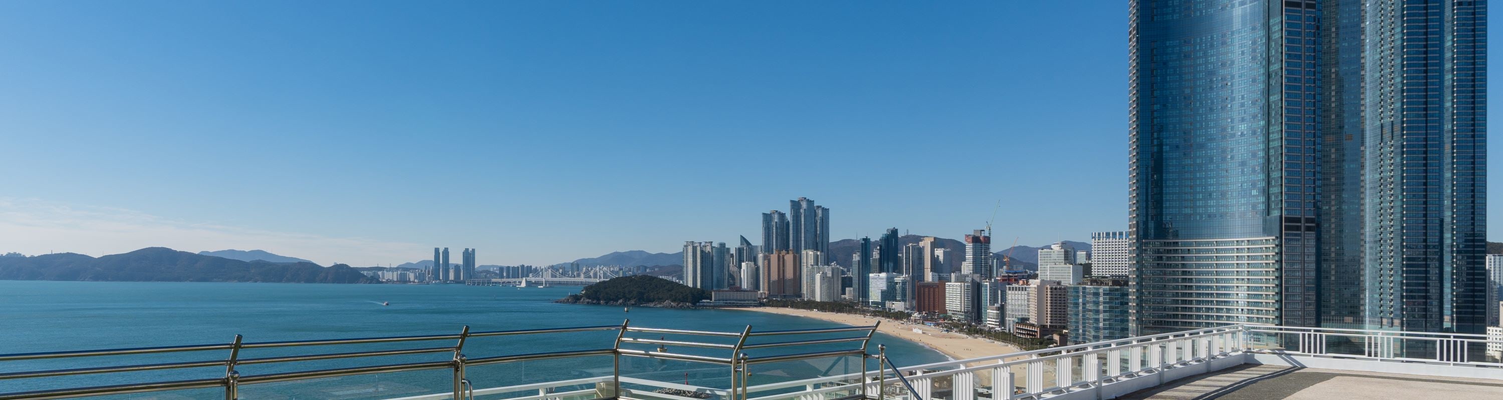 與家人、愛人及朋友一同享受戶外足浴,將海雲台海灘與廣安大橋美景盡收眼底,共度歡樂時光。 與家人、愛人及朋友一同享受戶外足浴,將海雲台海灘與廣安大橋美景盡收眼底,共度歡樂時光。
