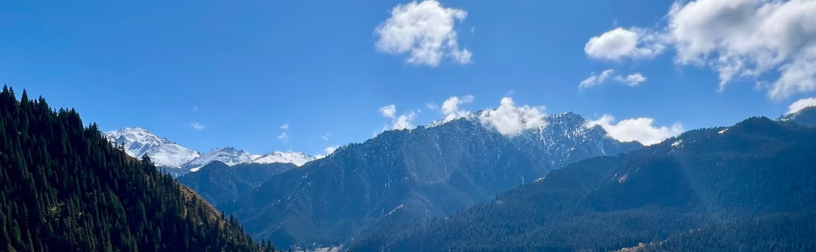 途徑有王母娘娘洗澡盆之稱“西小天池 ”