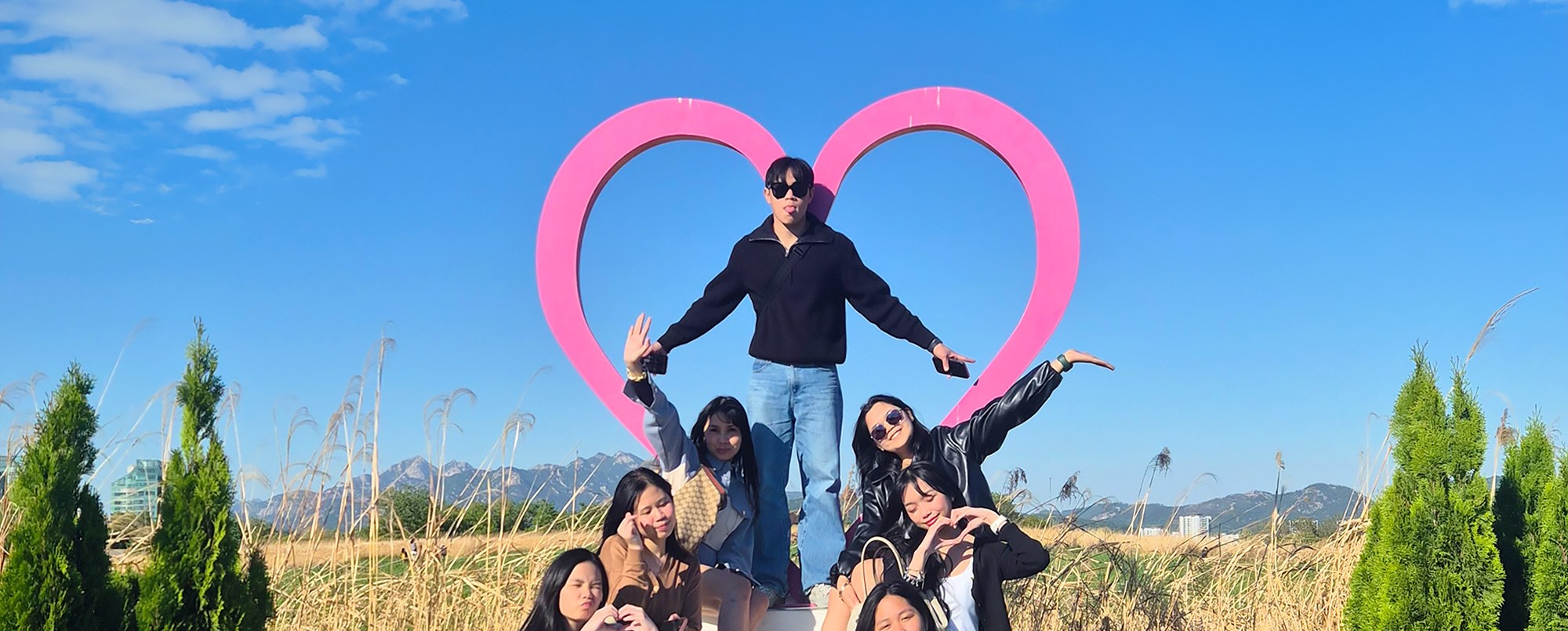 💙 天空公園是世界盃公園內的生態公園，以其廣闊的視野和一望無際的芒草田而聞名。