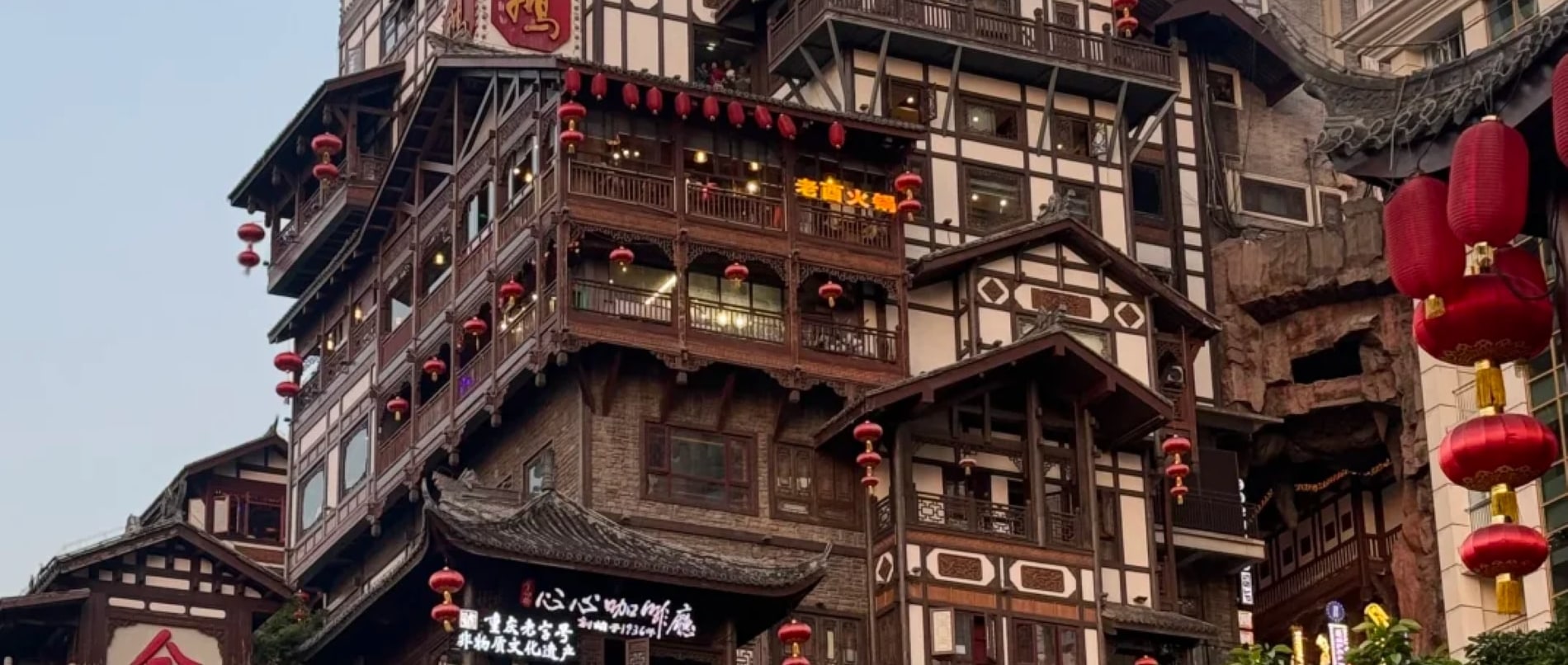 從洪崖洞出發時，吊腳樓層層疊疊的木質結構清晰可見，連窗欞上的雕花細節都能看清