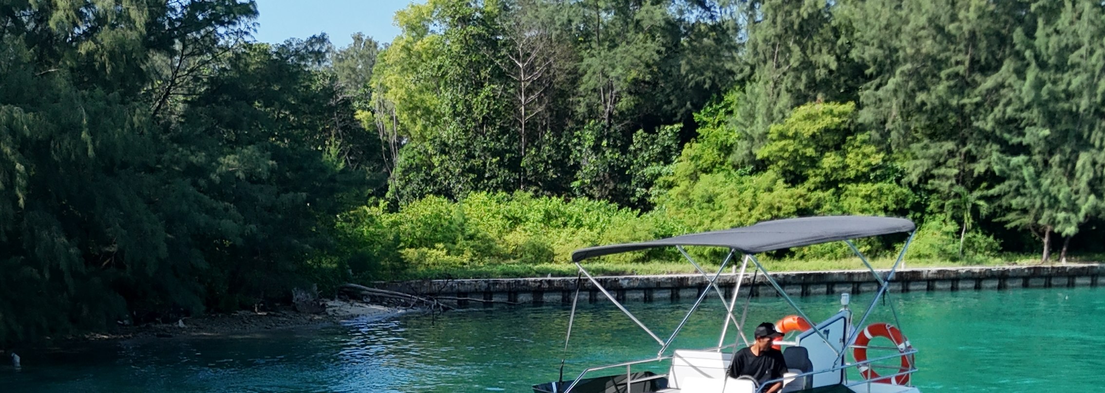 搭乘Salaya Yachts遊艇，在蓬科島 (Ponco Island) 的碧綠海水中巡航，享受極致的熱帶假期。