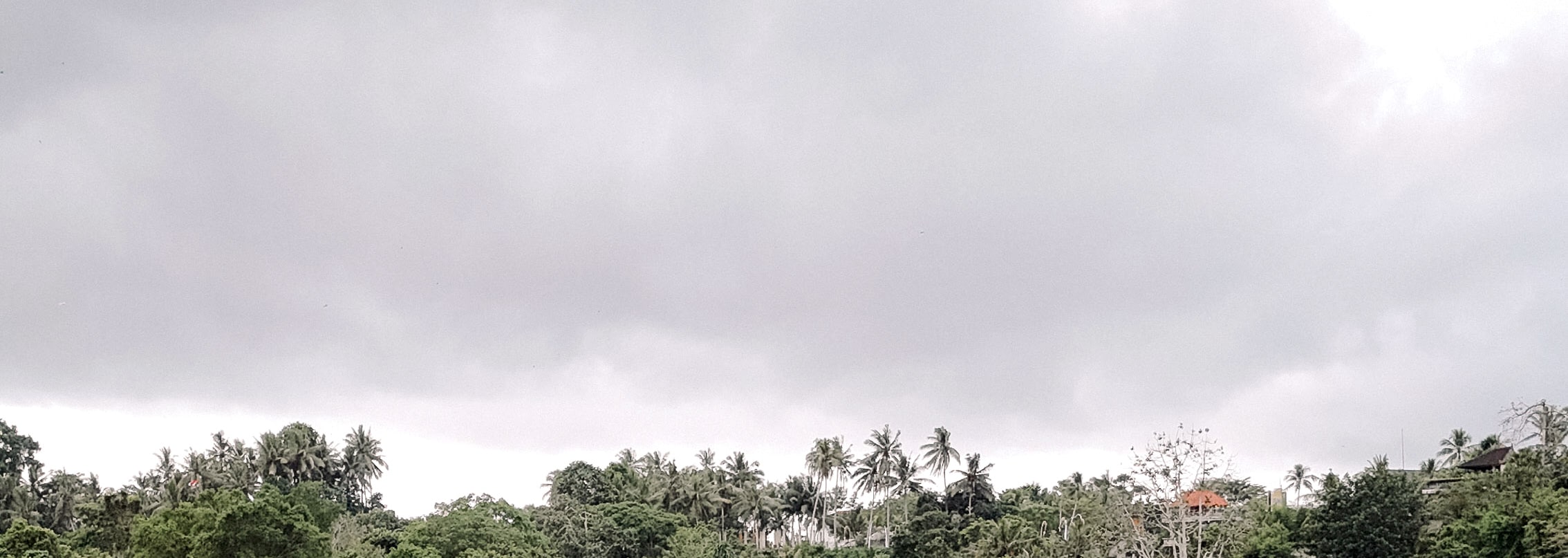 德格拉朗瀑布旁的一片綠洲，別緻的池畔與奔騰的瀑布和諧相融