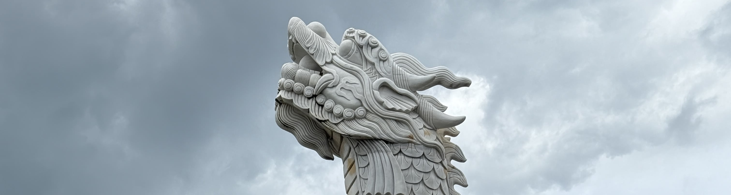 「鯉魚化龍」雕像 – 欣賞象徵堅韌不拔與蛻變的鯉魚化龍雕像。