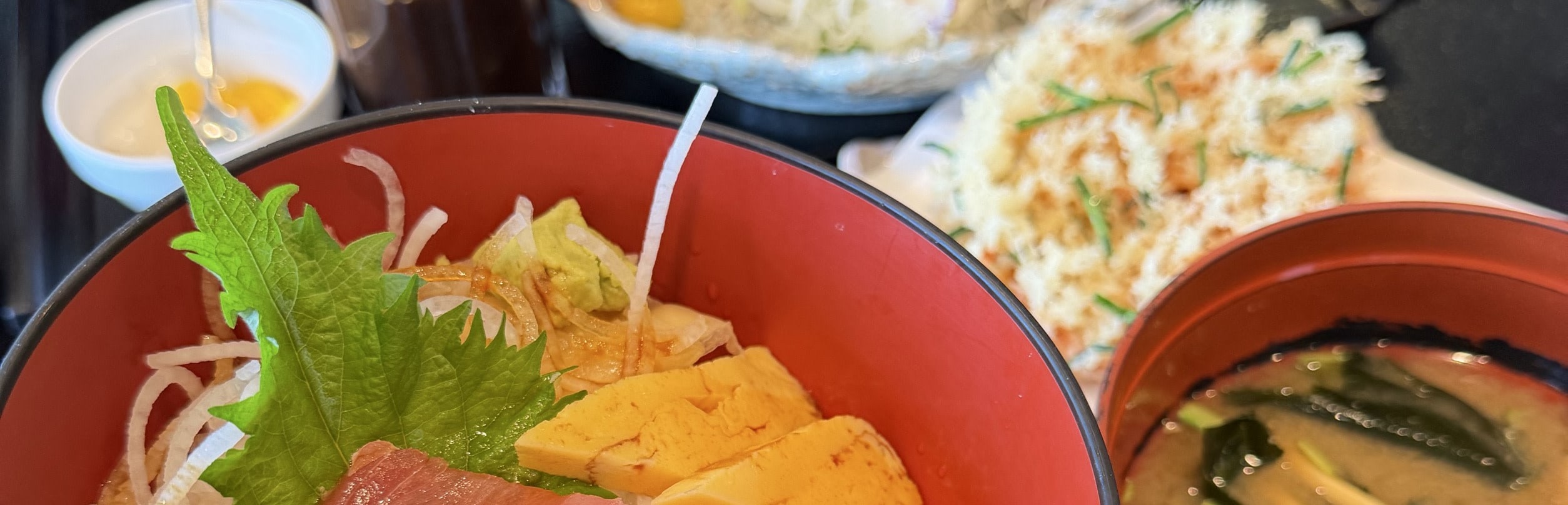 港口附近的海鮮市場內 享用美味海鮮蓋飯