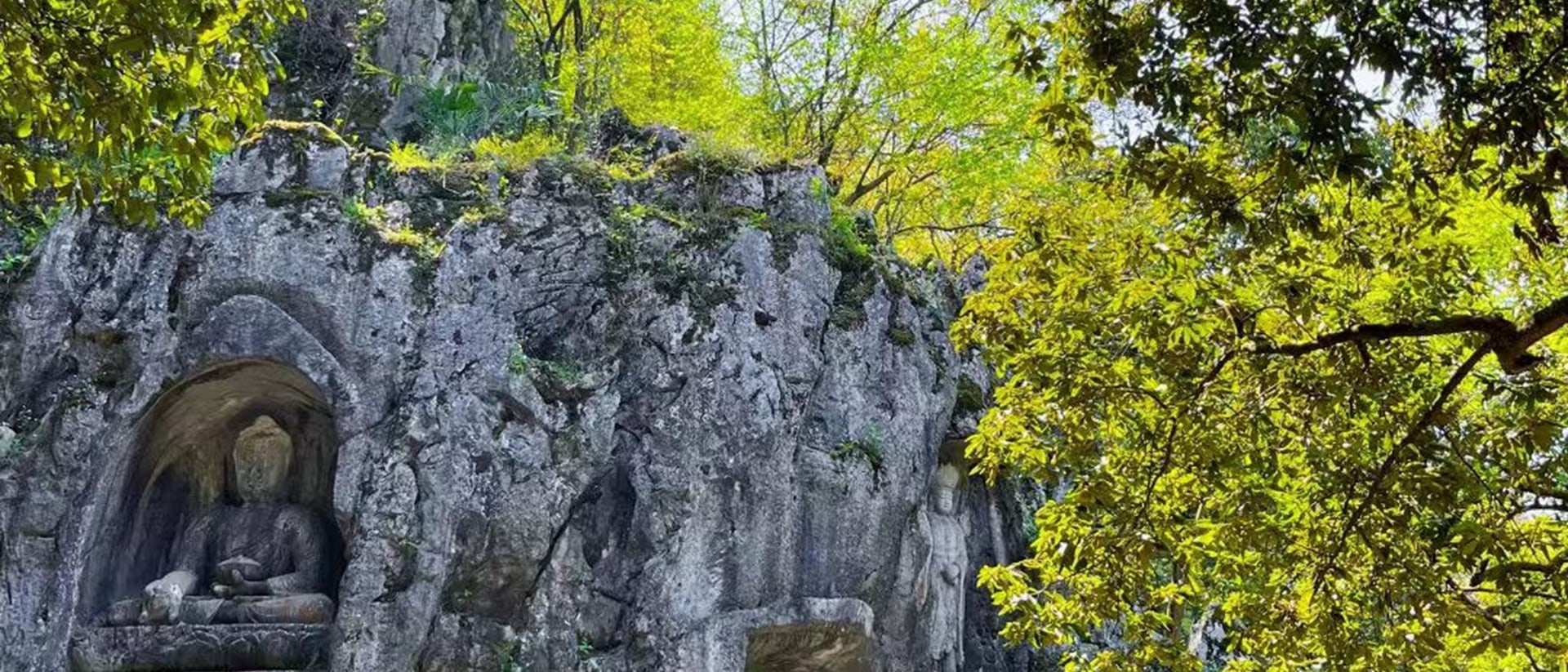 飛來峰面朝是靈隱寺的山坡上,遍佈五代以來的佛教石窟造像,多達三百四十餘尊,為我國江南少見的古代石窟藝術瑰寶,堪與重慶大足石刻媲美 飛來峰面朝是靈隱寺的山坡上,遍佈五代以來的佛教石窟造像,多達三百四十餘尊,為我國江南少見的古代石窟藝術瑰寶,堪與重慶大足石刻媲美