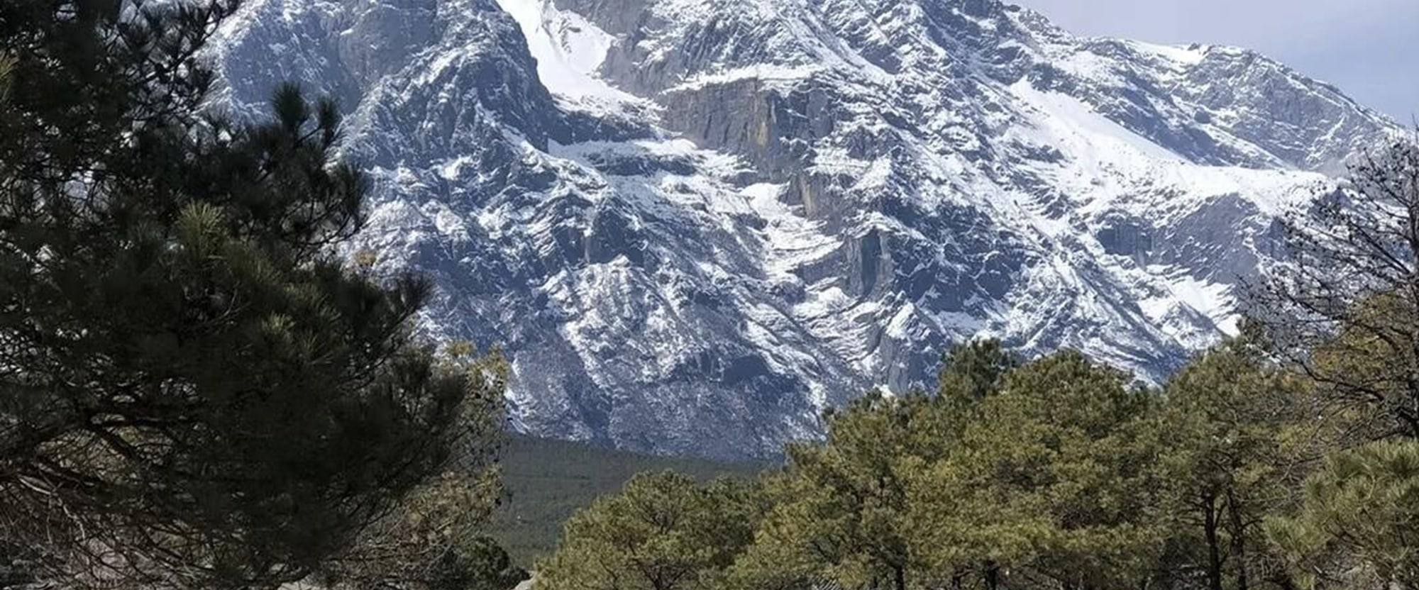 來玉龍雪山，看巍峨山巒與靜水相映，領略壯美風光