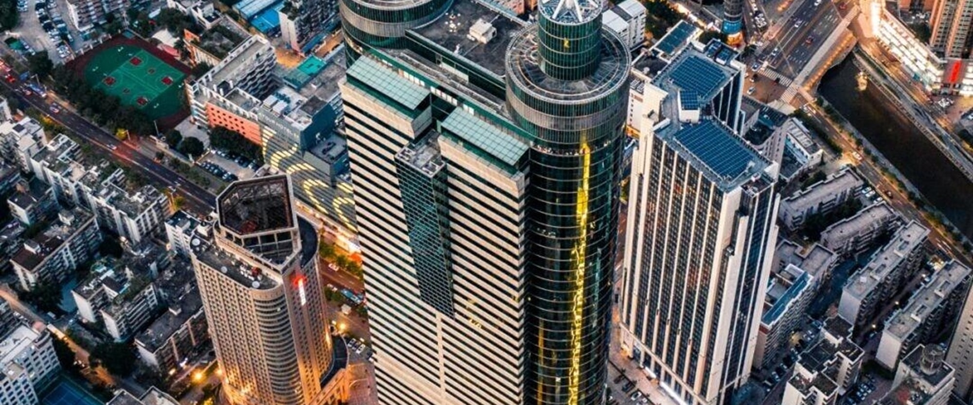 The Diwang Building stands proudly in the city of Shenzhen. From a high altitude, the prosperity of the city and the architectural aesthetics are perfectly integrated, and the charm of the landmark is fully displayed.