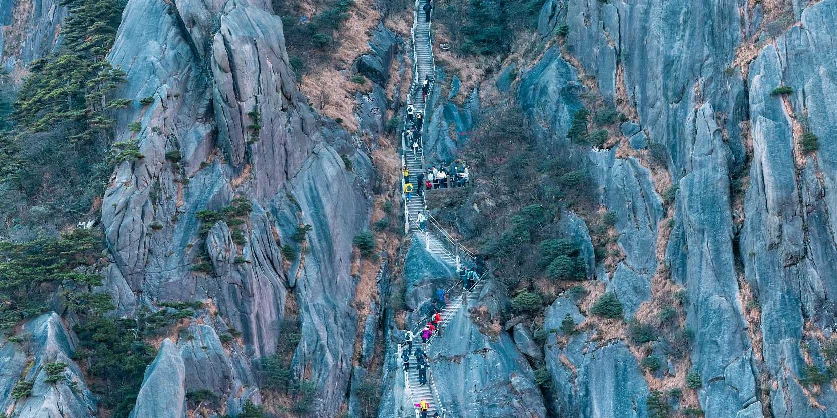 玉屏景區是黃山中心景區，以奇松、怪石、雲海、摩崖石刻聞名。