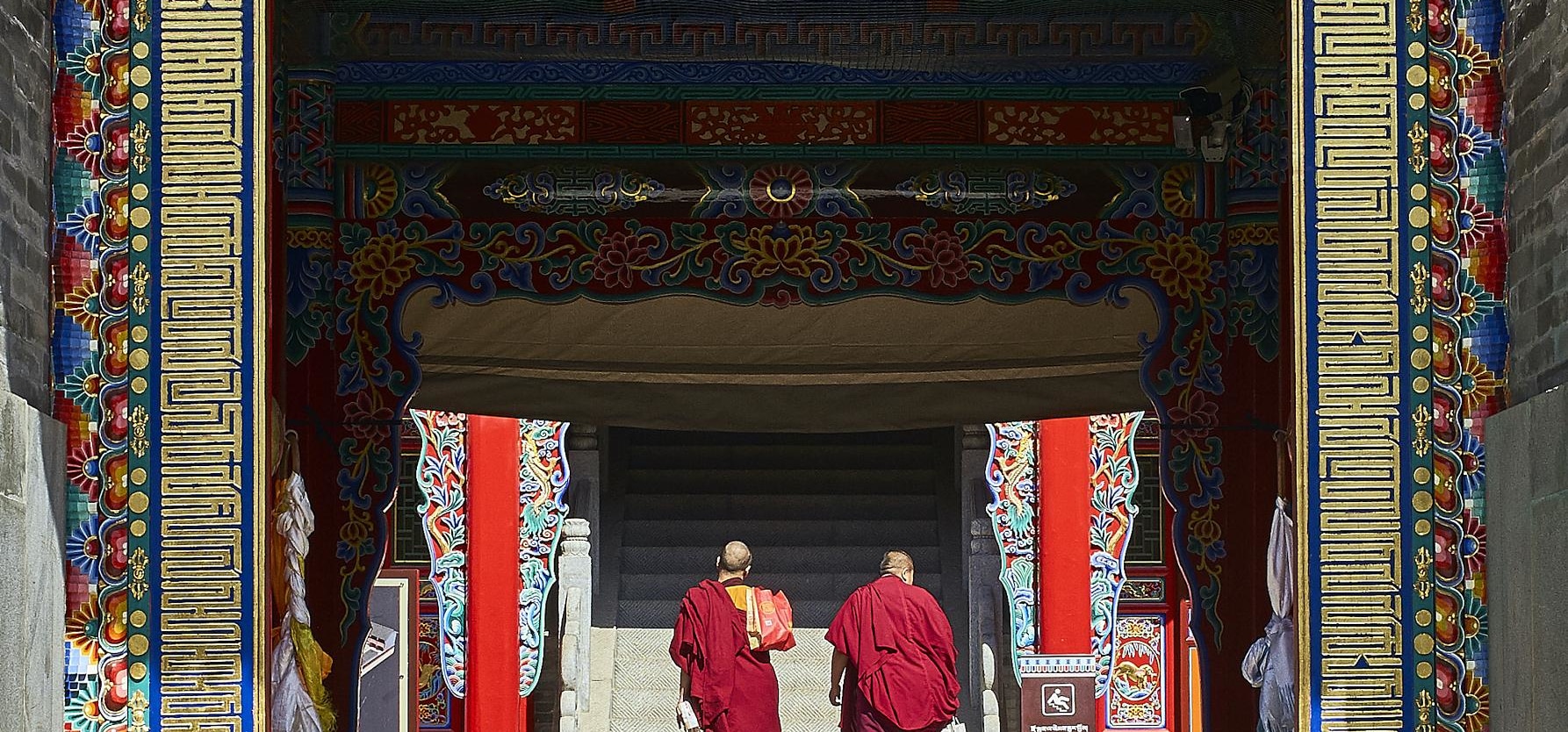 在塔爾寺的購票處有導遊服務，建議請一個導遊，因為塔爾寺的歷史內涵非常深厚，沒有導遊的講解，你會錯過很多有意思的故事。（本產品司機兼嚮導不進入景區）