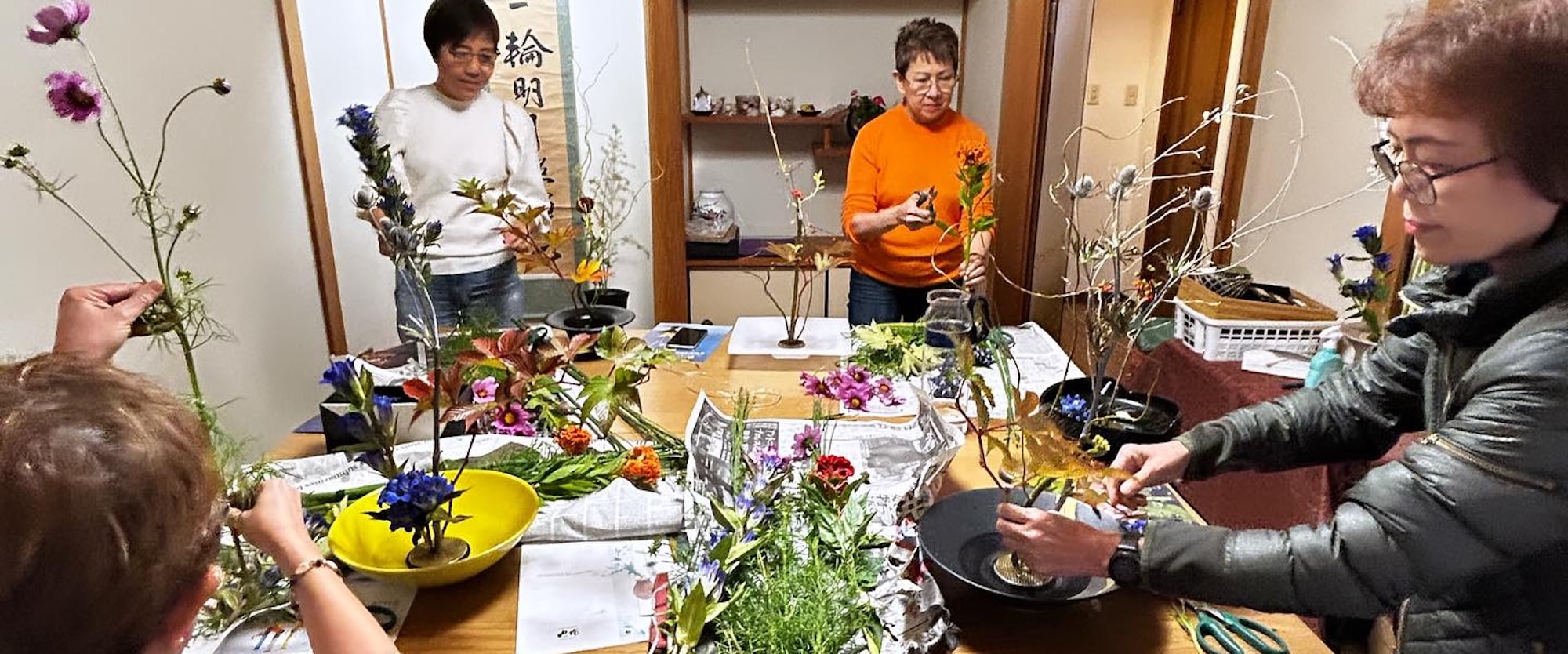 參與者正在學習以池坊流派插花，將當季花卉佈置成美麗作品。
