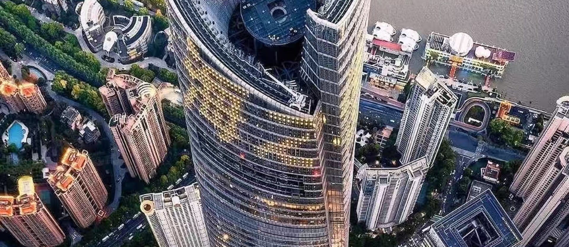 上海中心大廈夜景璀璨,其螺旋上升的外觀在燈光勾勒下如巨龍盤旋。位於 118 層的 “上海之巔” 觀光廳可 360° 俯瞰上海,外灘、東方明珠等盡收眼底 上海中心大廈夜景璀璨,其螺旋上升的外觀在燈光勾勒下如巨龍盤旋。位於 118 層的 “上海之巔” 觀光廳可 360° 俯瞰上海,外灘、東方明珠等盡收眼底