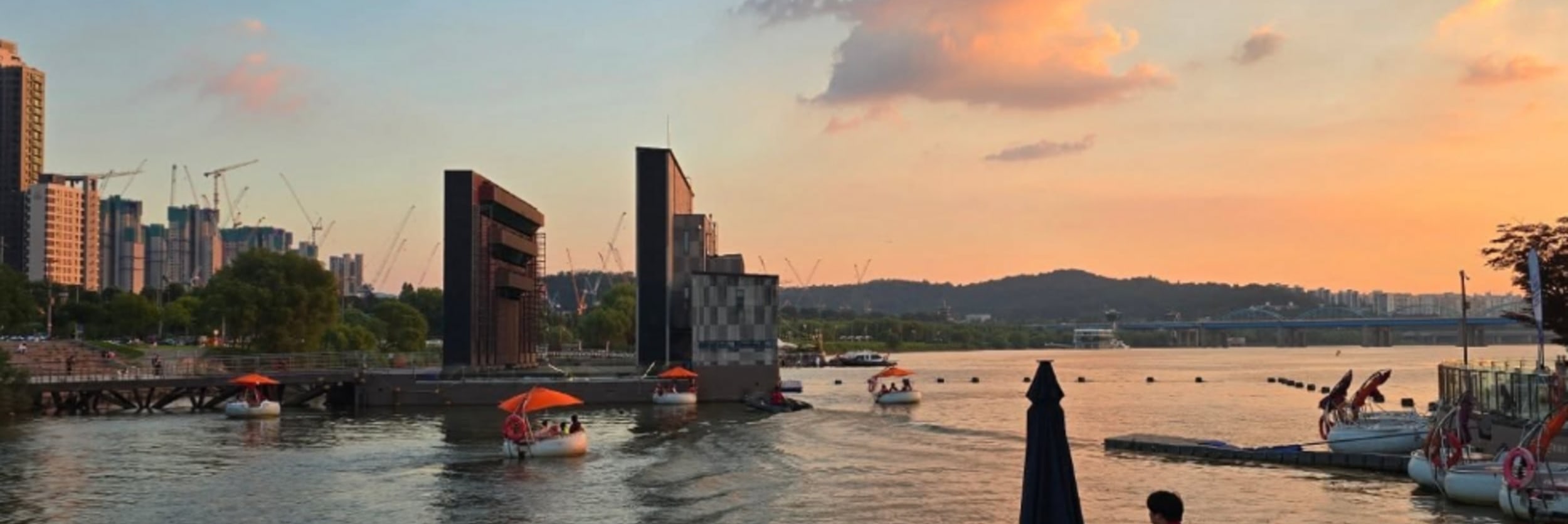 Seoul Han River Tubester Rental-  Boat&Picnic Package