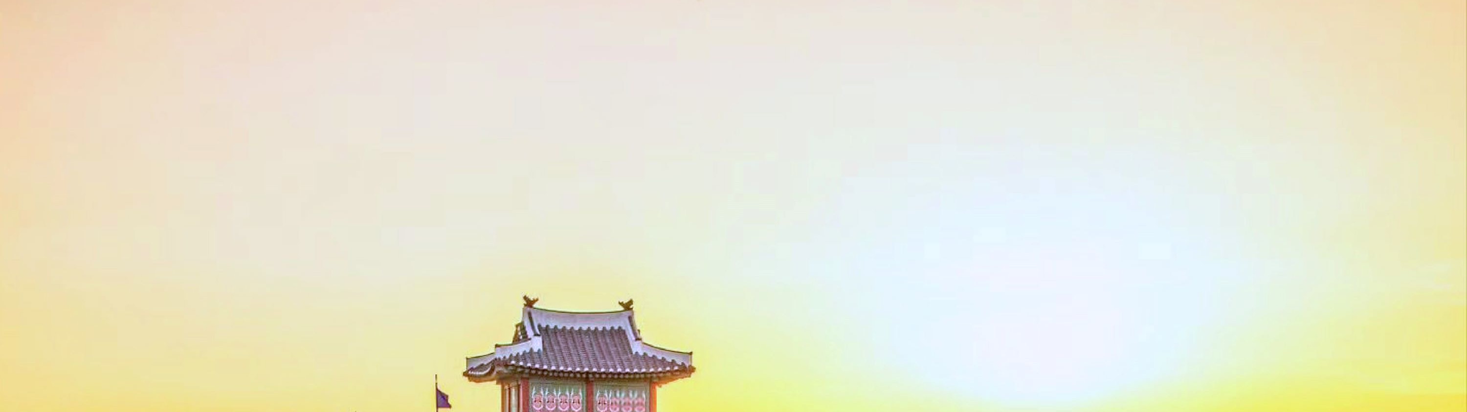 穿過大門，登上瞭望塔，沿著石路前行。彷彿置身於一場酷炫的冒險之中，周圍環繞著歷史和水原市的壯麗景色。😍