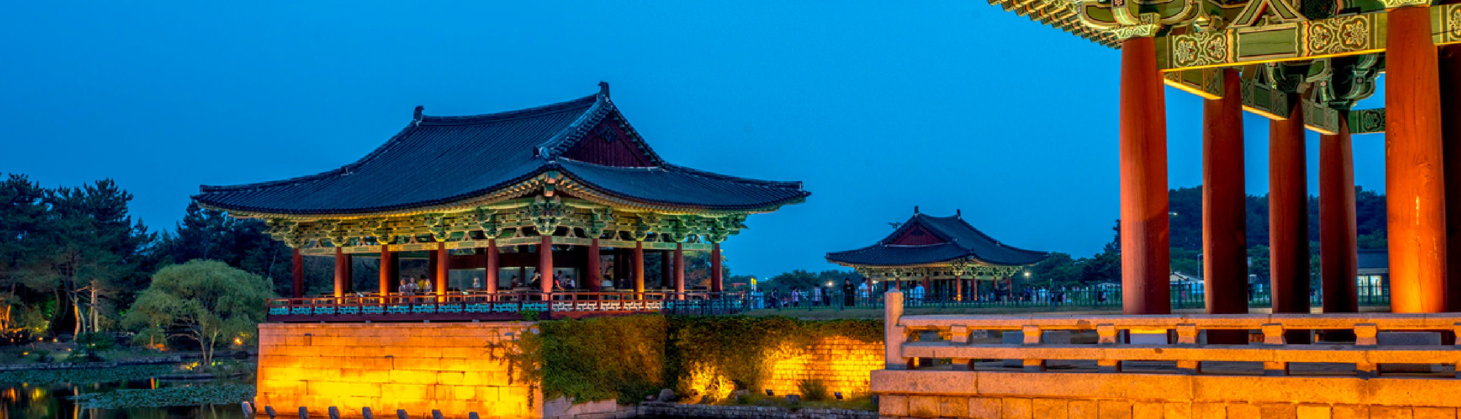 走進東宮與月池,這是一個新羅王朝風景如畫的宮殿池塘,最初建於公元674年,在那裡發現了數千件古代文物。美麗的燈光夜景使其成為慶州必遊的夜間景點之一。 走進東宮與月池,這是一個新羅王朝風景如畫的宮殿池塘,最初建於公元674年,在那裡發現了數千件古代文物。美麗的燈光夜景使其成為慶州必遊的夜間景點之一。