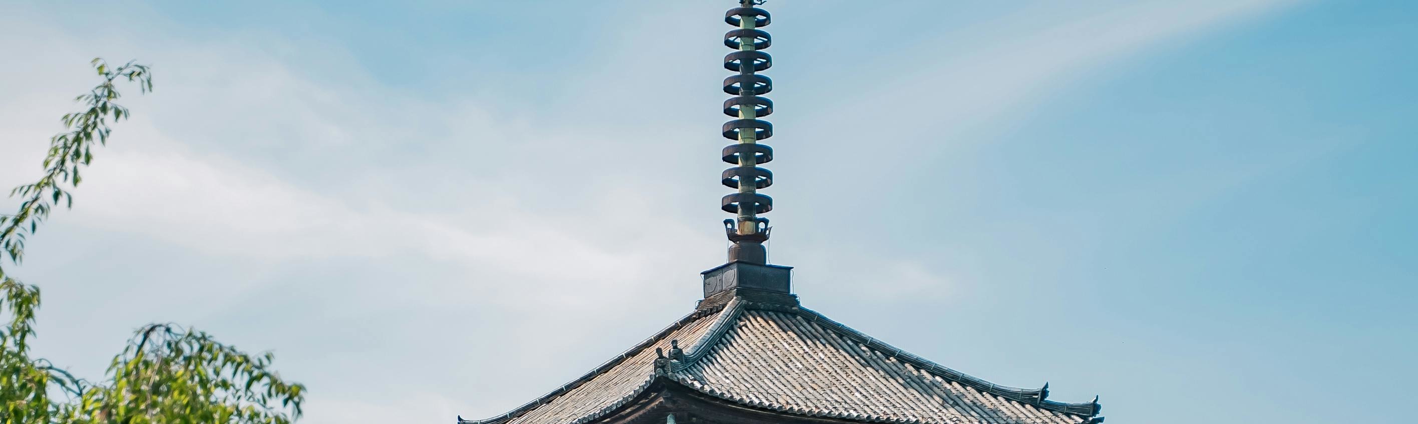 Walking down from the main gate of Kiyomizu Temple, you will see these two ancient stone streets, which are important paths leading to Gion and Yasaka Shrine. Traditional townhouse-style shops are lined up on both sides, making it one of the most popular 