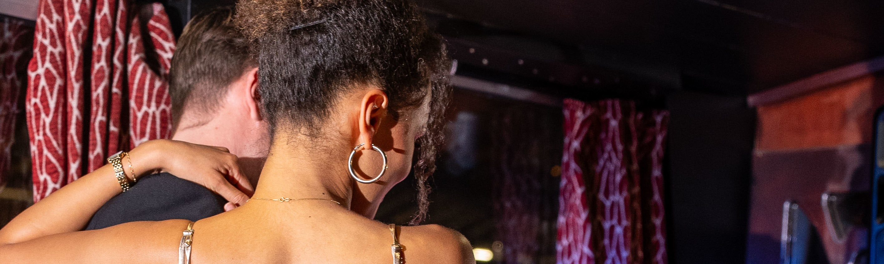 在現場音樂中翩翩起舞，共度浪漫夜晚，在遊輪上創造完美時刻。