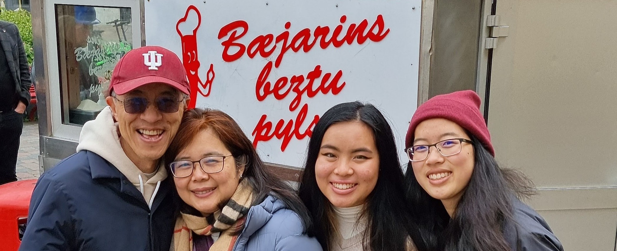 We visit the most famous hotspots in the City and explain you their origin while you can feast upon selected offerings.