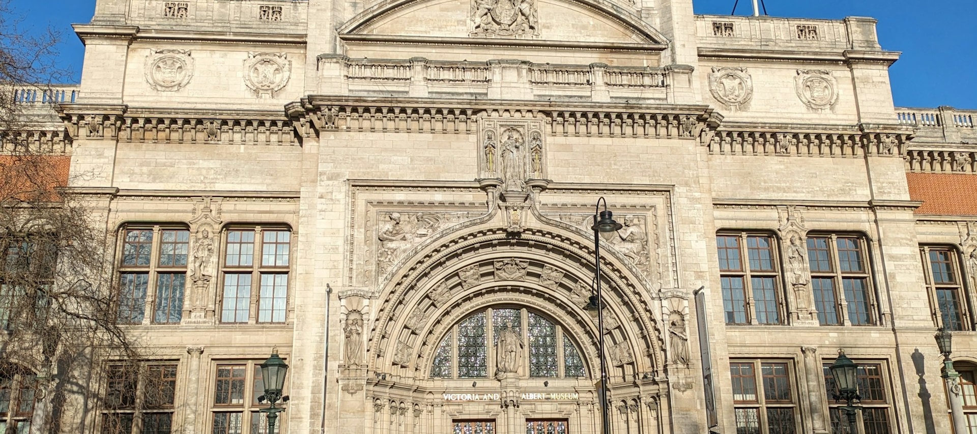 維多利亞和阿爾伯特博物館（Victoria and Albert Museum），通常簡稱為V&A，是世界著名的藝術、設計和創意殿堂。這座標誌性博物館位於倫敦市中心，館藏豐富而多元，時間跨度超過5,000年。