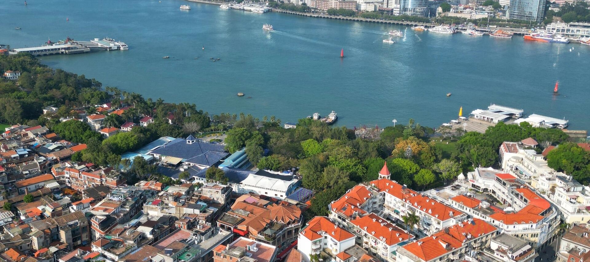 鼓浪嶼這座沒有機動車的小島，寧靜而美好，四季如春，漫步在鼓浪嶼的小巷中，彷彿穿越了時光隧道，每一塊石板路、每一棟老建築都訴說著過去的故事