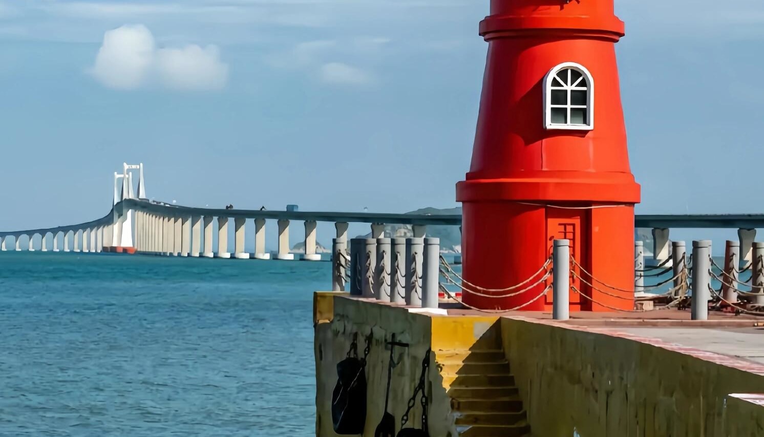 The Nan'ao Bridge is located in Shantou City, Guangdong Province, starting from Laiwu Tourist Resort in Chenghai District, Shantou City in the west, crossing the Houjiang Bay Strait, passing through Fengyu Island, and ending in the east at Changshanwei in