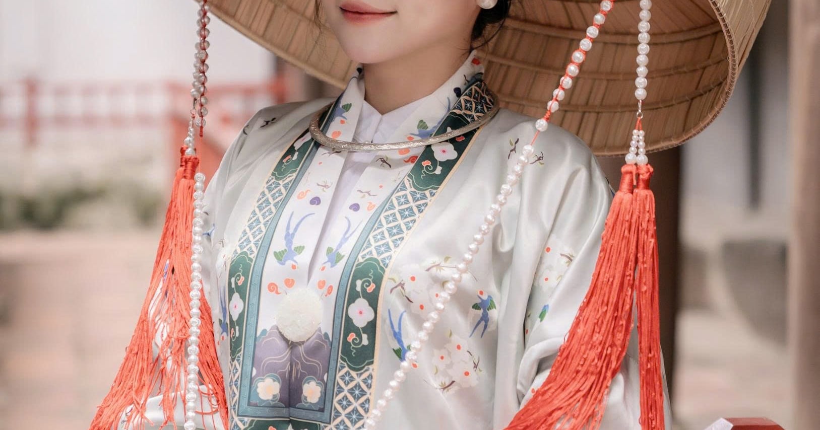 Royal Vietnamese Costume Rental & Professional Photoshoot in Hanoi - Thumbnail 3