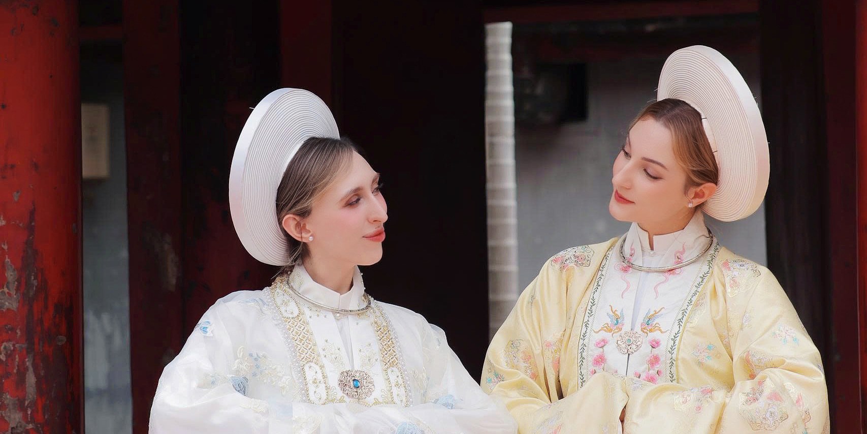 Royal Vietnamese Costume Rental & Professional Photoshoot in Hanoi - Thumbnail 19