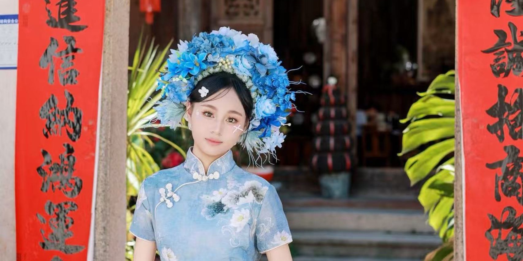 簪花造型與當地的風土人情相結合,為顧客拍攝出充滿地域特色和文化氛圍的照片 簪花造型與當地的風土人情相結合,為顧客拍攝出充滿地域特色和文化氛圍的照片