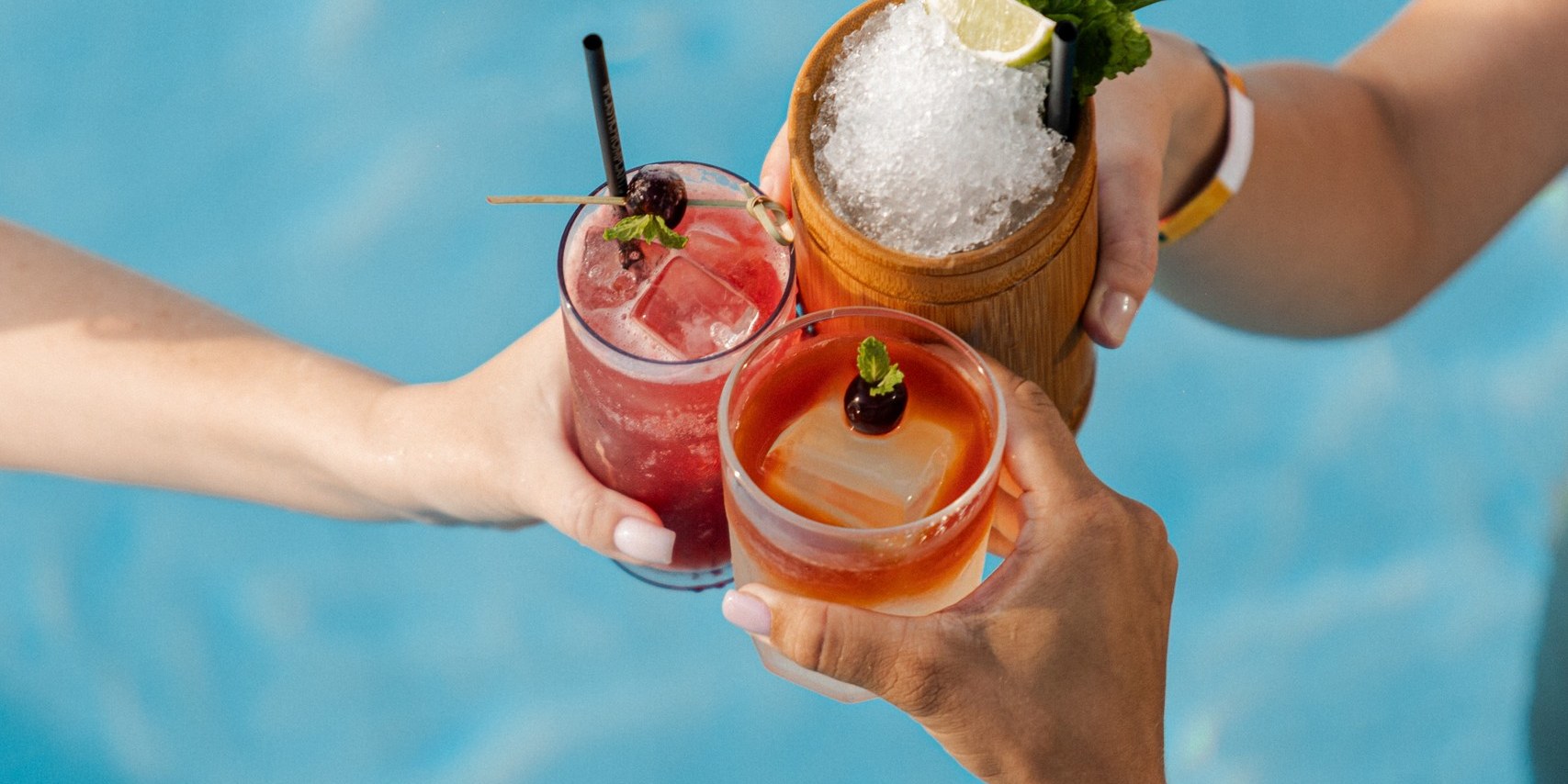 普吉島菲拉海灘俱樂部（Fira Beach Club Phuket）日間通行證，享受海灘氛圍和飲品