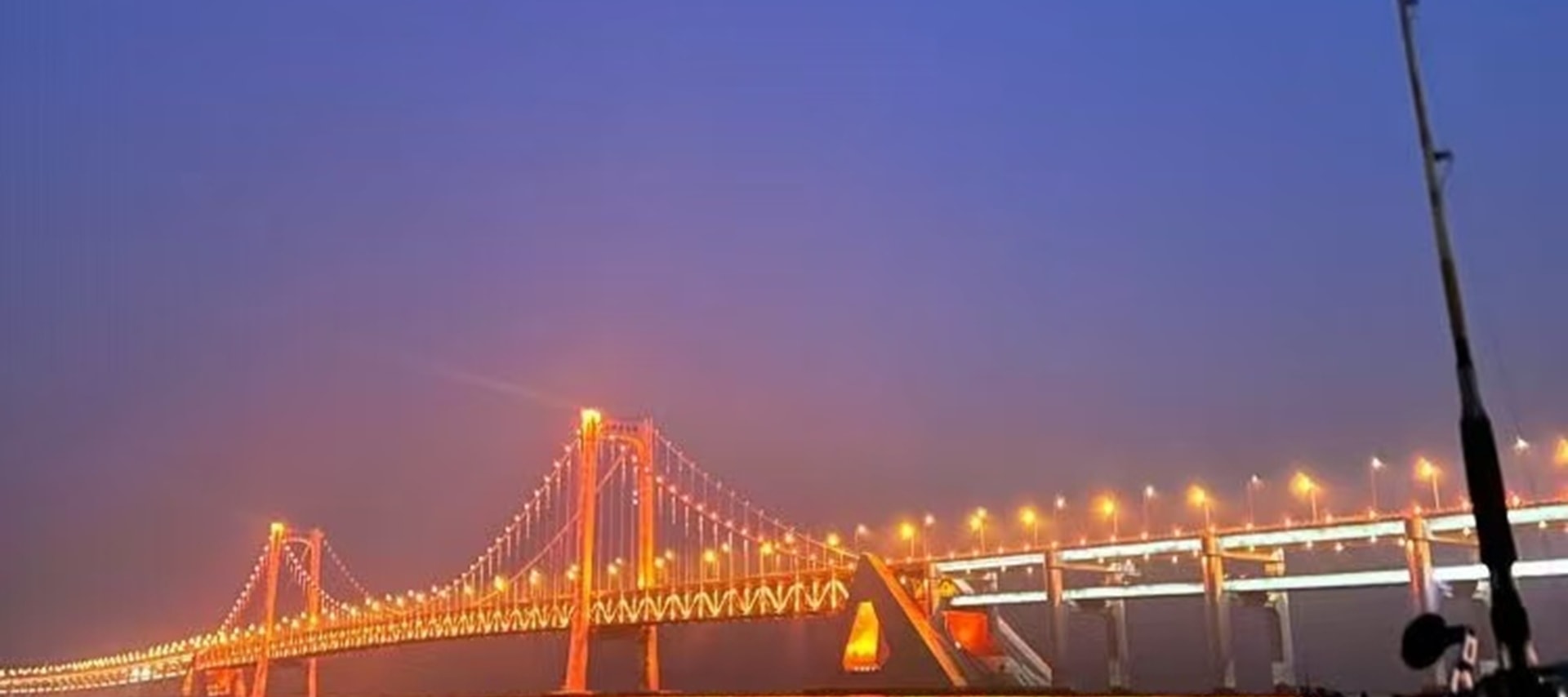 晚霞將天空染成橙紅、粉紫漸變色調,海面倒映著霞光,返程時還能遇見 “海鷗歸巢” 的壯觀場景,群鳥掠過海面飛向岸邊樹林,十分靈動 晚霞將天空染成橙紅、粉紫漸變色調,海面倒映著霞光,返程時還能遇見 “海鷗歸巢” 的壯觀場景,群鳥掠過海面飛向岸邊樹林,十分靈動