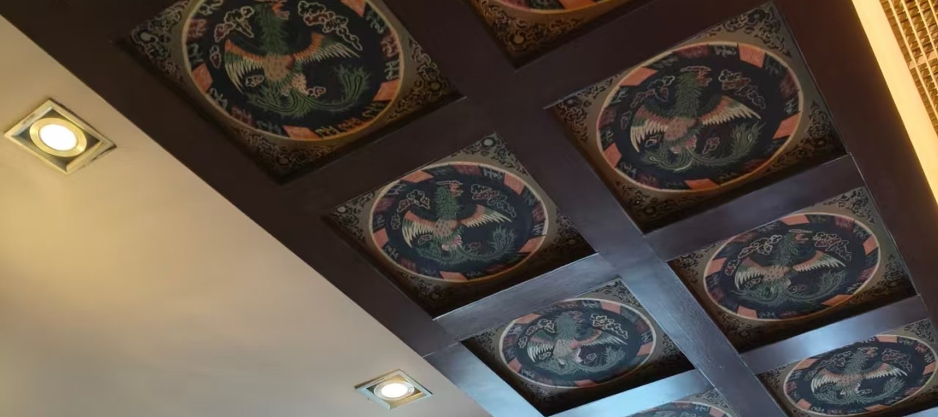 它不僅是一座建築,更是一段歷史的見證、一種文化的傳承、一種精神的象徵 它不僅是一座建築,更是一段歷史的見證、一種文化的傳承、一種精神的象徵