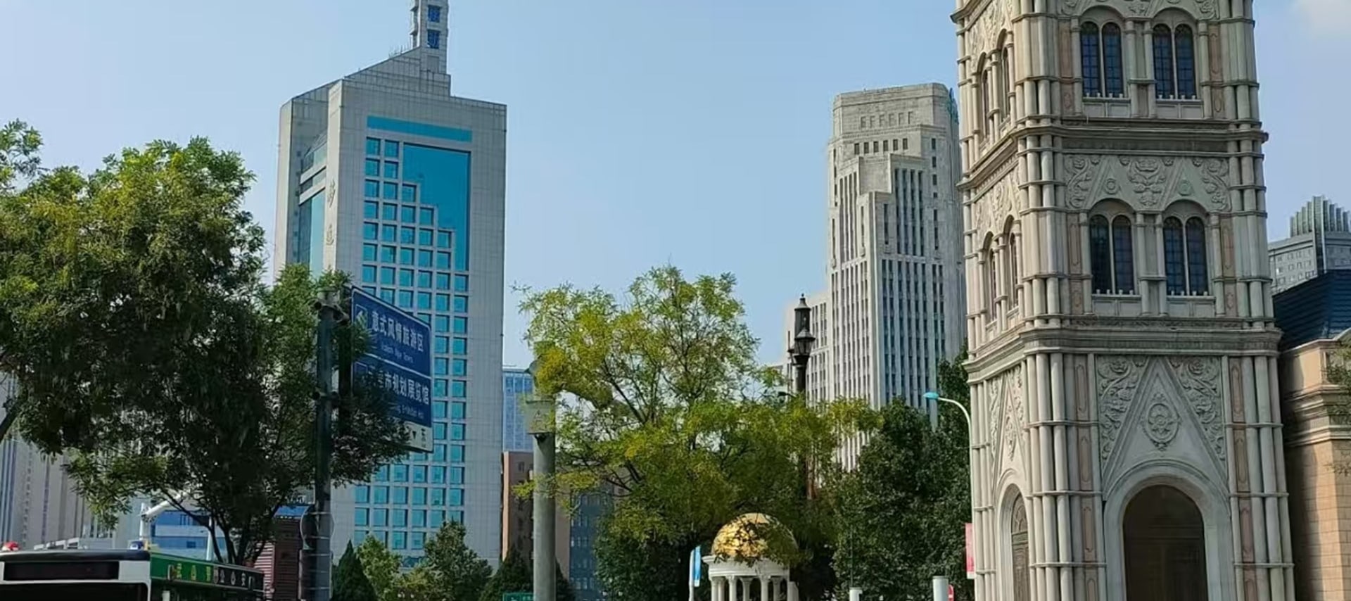 義大利風情區位於天津市中心,景區緊挨著海河,在這裡有200餘棟地中海風格的典雅建築 義大利風情區位於天津市中心,景區緊挨著海河,在這裡有200餘棟地中海風格的典雅建築