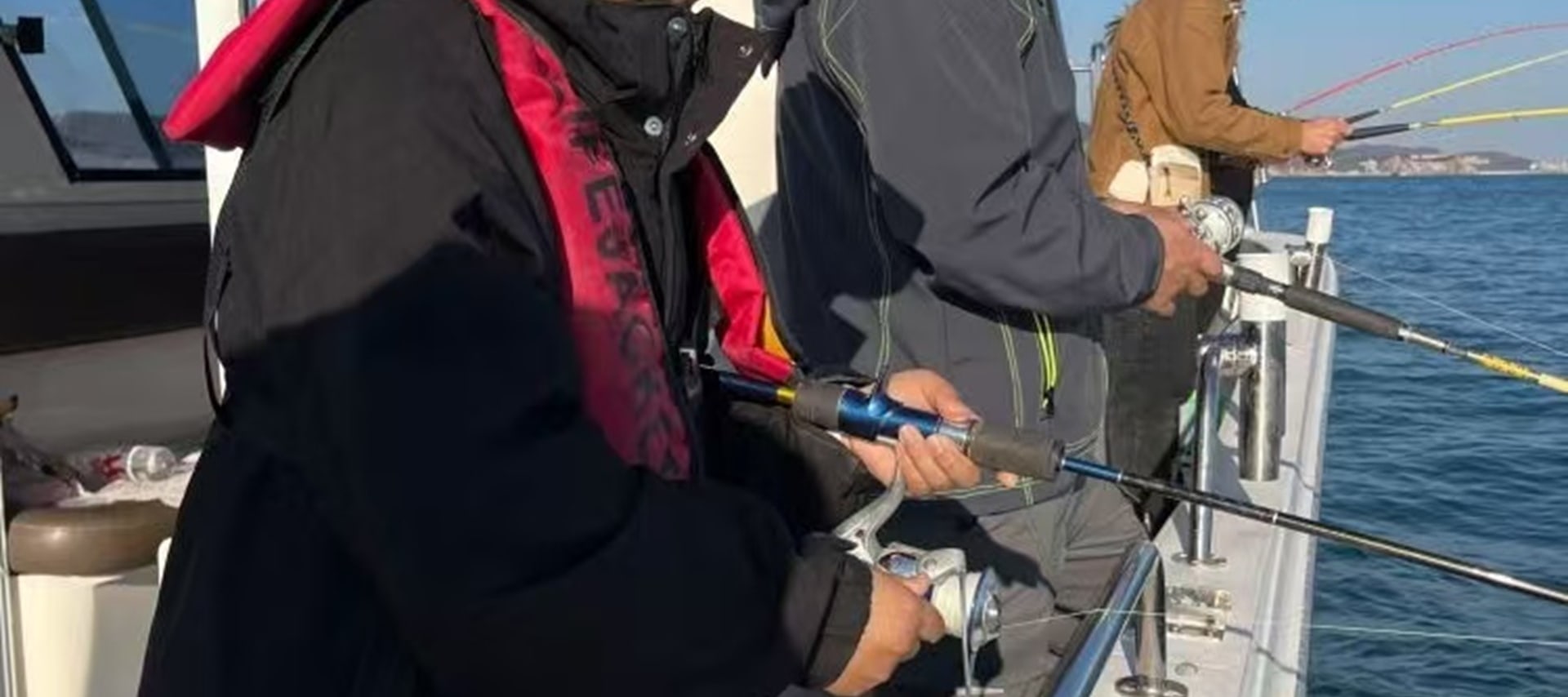 配備兒童專屬輕量化碳素魚竿,船長全程蹲式教學,從 “掛餌 — 拋竿 — 識魚訊 — 起魚” 拆解動作,確保 30 分鐘內掌握基礎技巧 配備兒童專屬輕量化碳素魚竿,船長全程蹲式教學,從 “掛餌 — 拋竿 — 識魚訊 — 起魚” 拆解動作,確保 30 分鐘內掌握基礎技巧