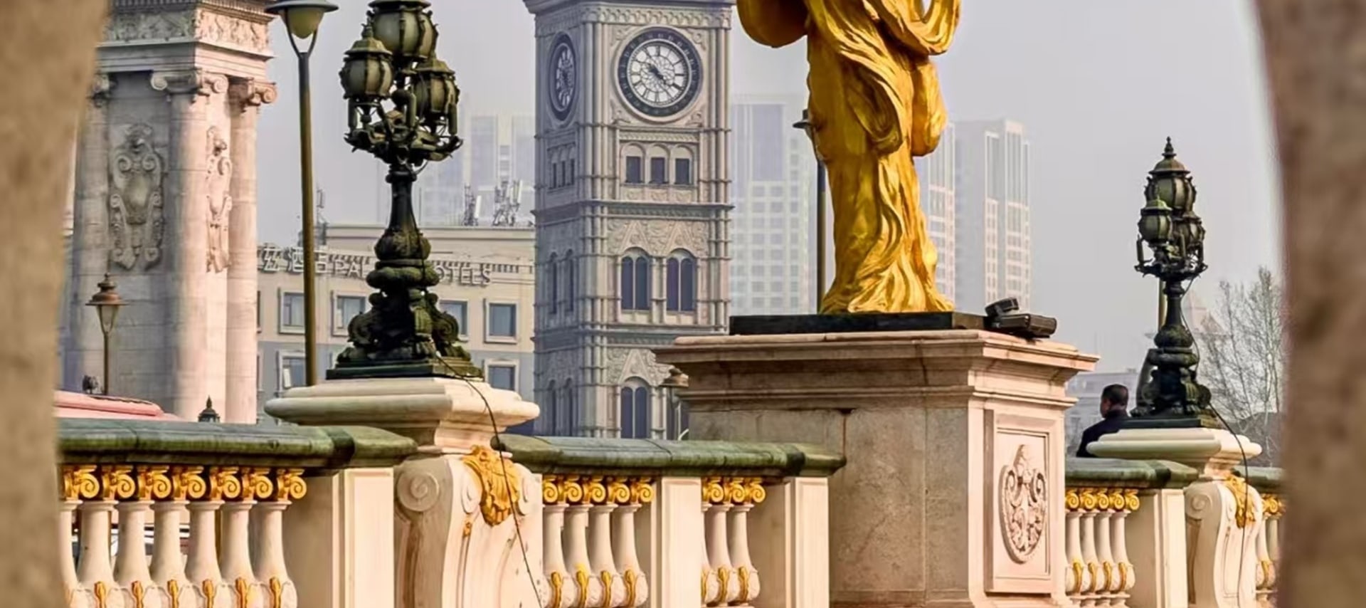 每當夜晚華燈初上,與海河夜景中璀璨的燈火相互映襯,尤其美麗 每當夜晚華燈初上,與海河夜景中璀璨的燈火相互映襯,尤其美麗