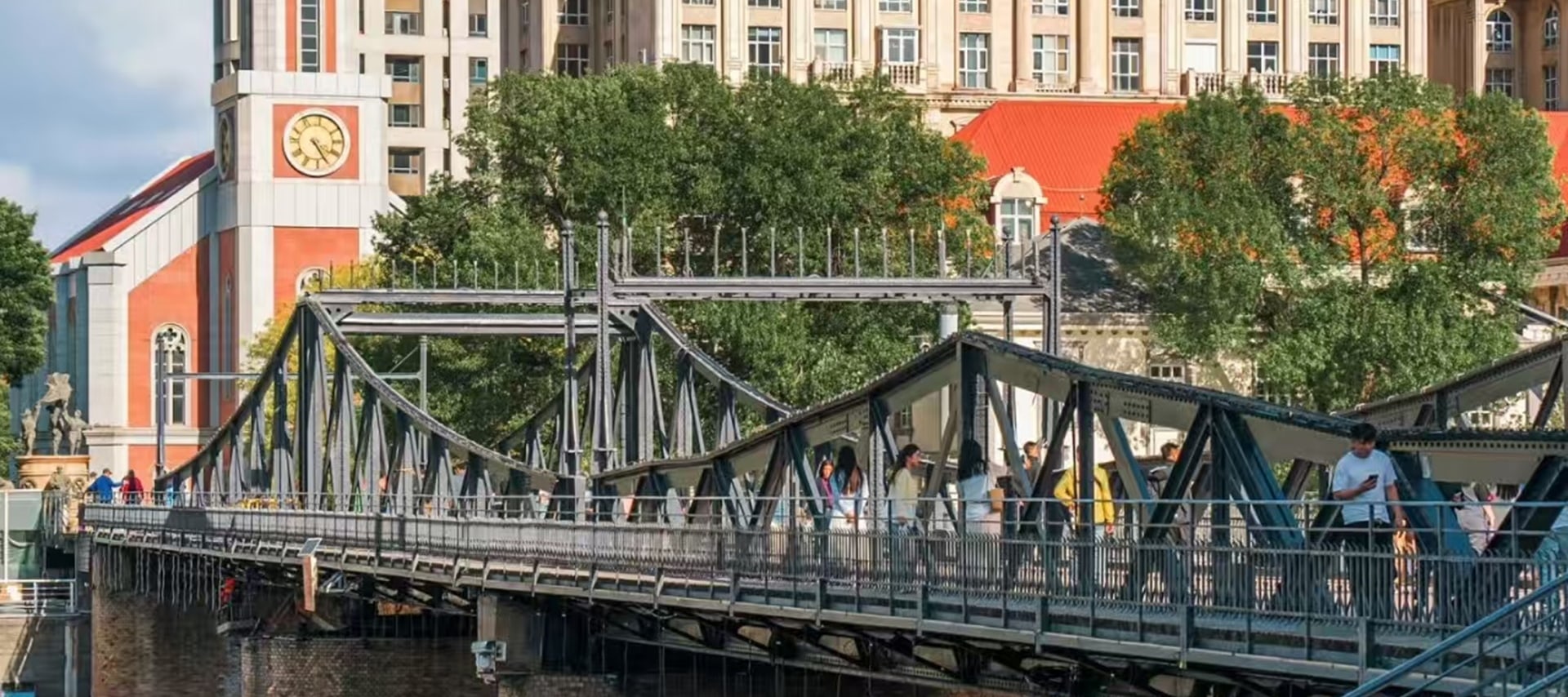 海河風景線,始於三岔口,止於大光明橋,橫穿繁華的天津市區 海河風景線,始於三岔口,止於大光明橋,橫穿繁華的天津市區