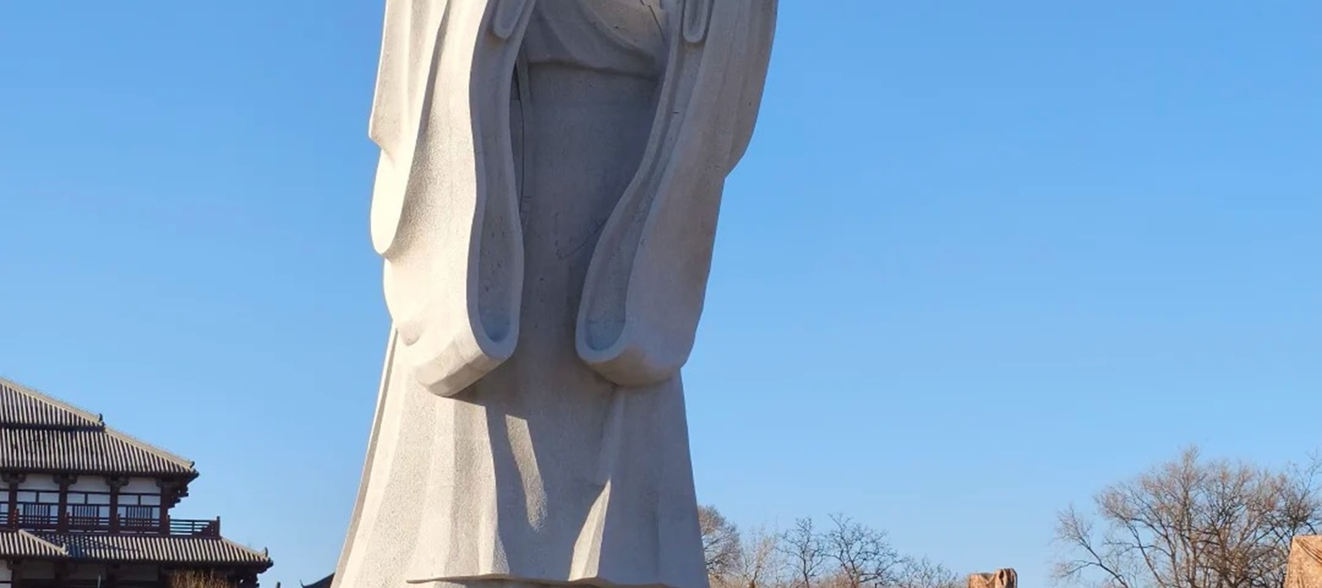 冕旒長袍執簡凝望滄海,漢白玉基座祈福紅綢垂綴,古柏碧空映襯帝王求仙傳說,歷史煙雲與今人祈願在此交響 冕旒長袍執簡凝望滄海,漢白玉基座祈福紅綢垂綴,古柏碧空映襯帝王求仙傳說,歷史煙雲與今人祈願在此交響