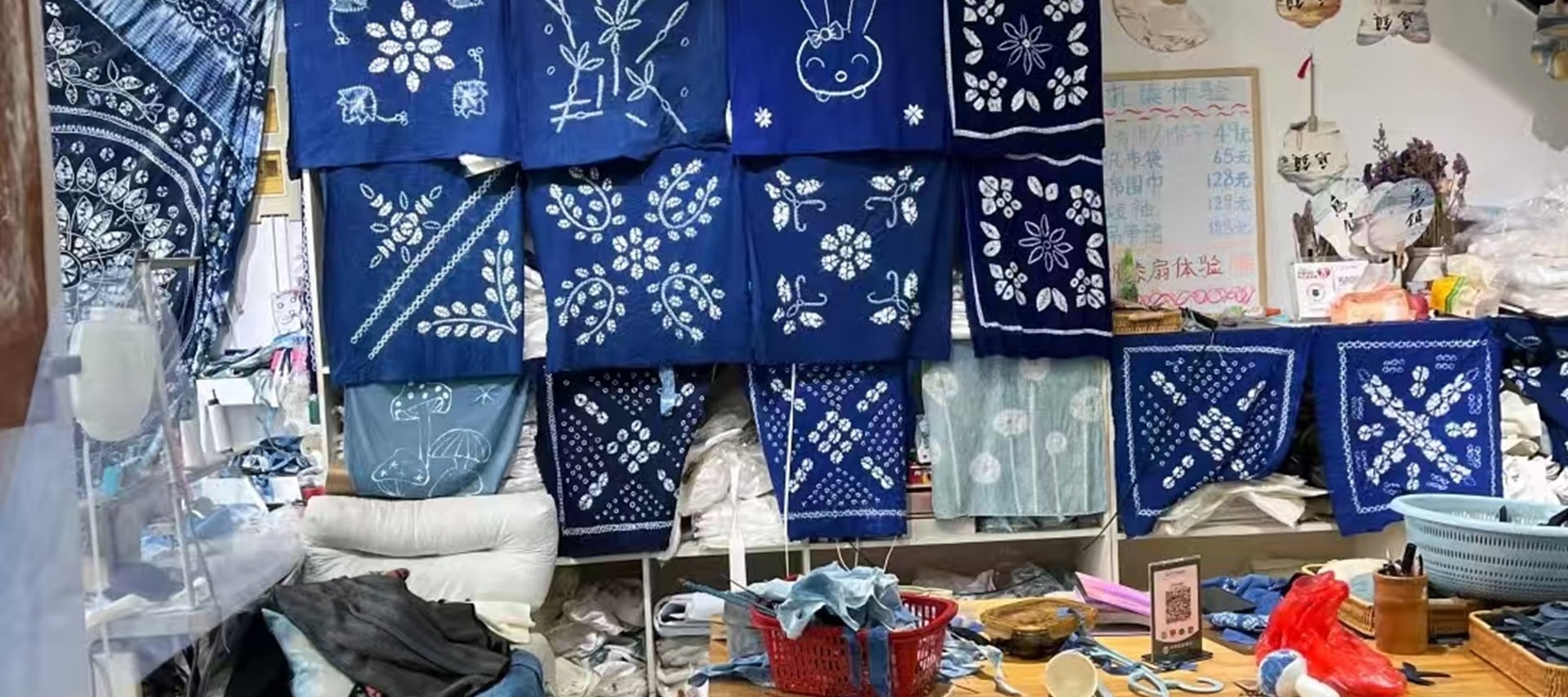 工坊的靛藍色與烏鎮的水鄉色調天然契合，當遊客帶著扎染作品離開，便帶走了 “可觸摸的江南記憶”，讓烏鎮的文化名片更加鮮活立體