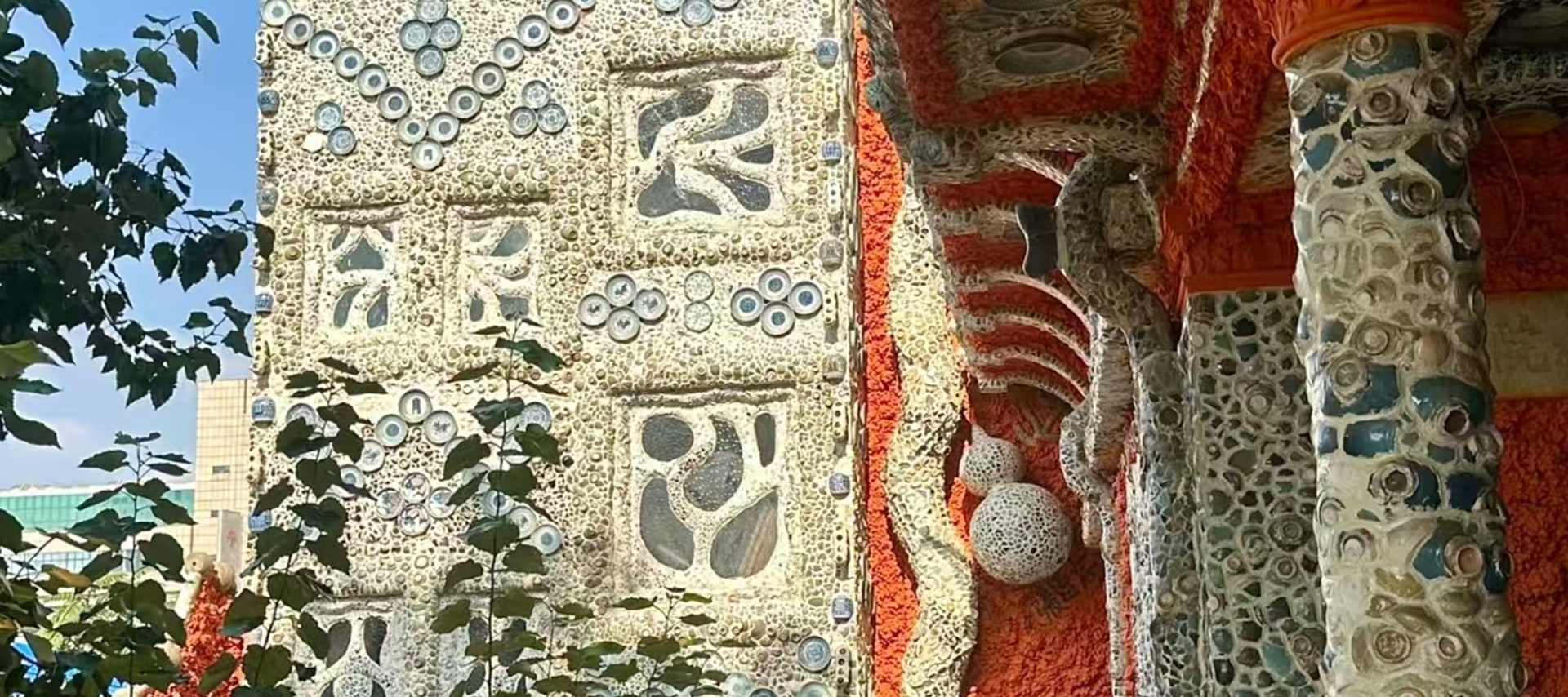 通過完整瓷器的陳列,感受 “官窯” 與 “民窯” 的工藝差異;甚至可以觸摸牆面的瓷片,感受瓷材的溫潤質感 通過完整瓷器的陳列,感受 “官窯” 與 “民窯” 的工藝差異;甚至可以觸摸牆面的瓷片,感受瓷材的溫潤質感